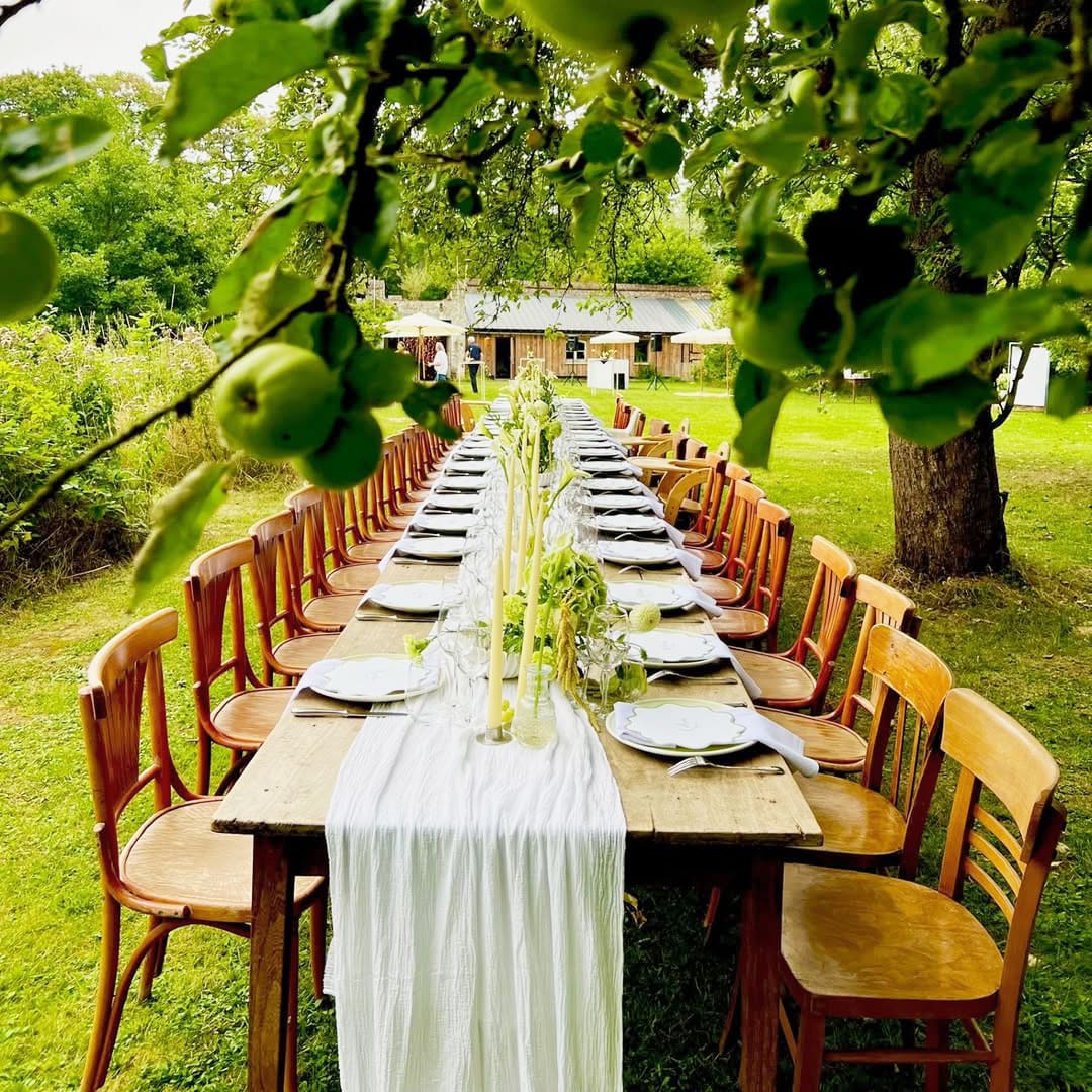 Under the apple trees of tombeekplage KTCHN catering wedding table nature