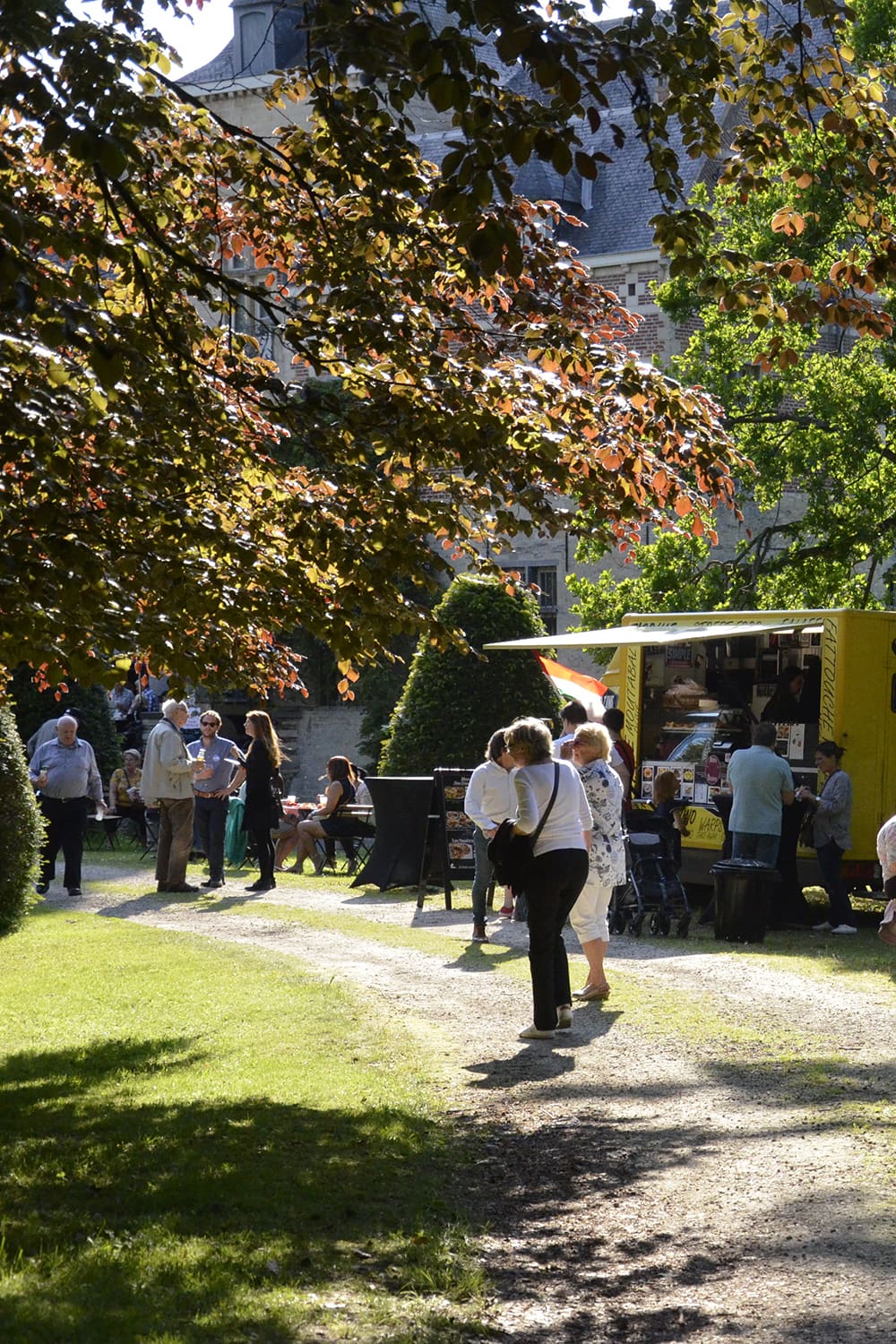 Château de Rivieren Brussels Foodtruck Summer people view