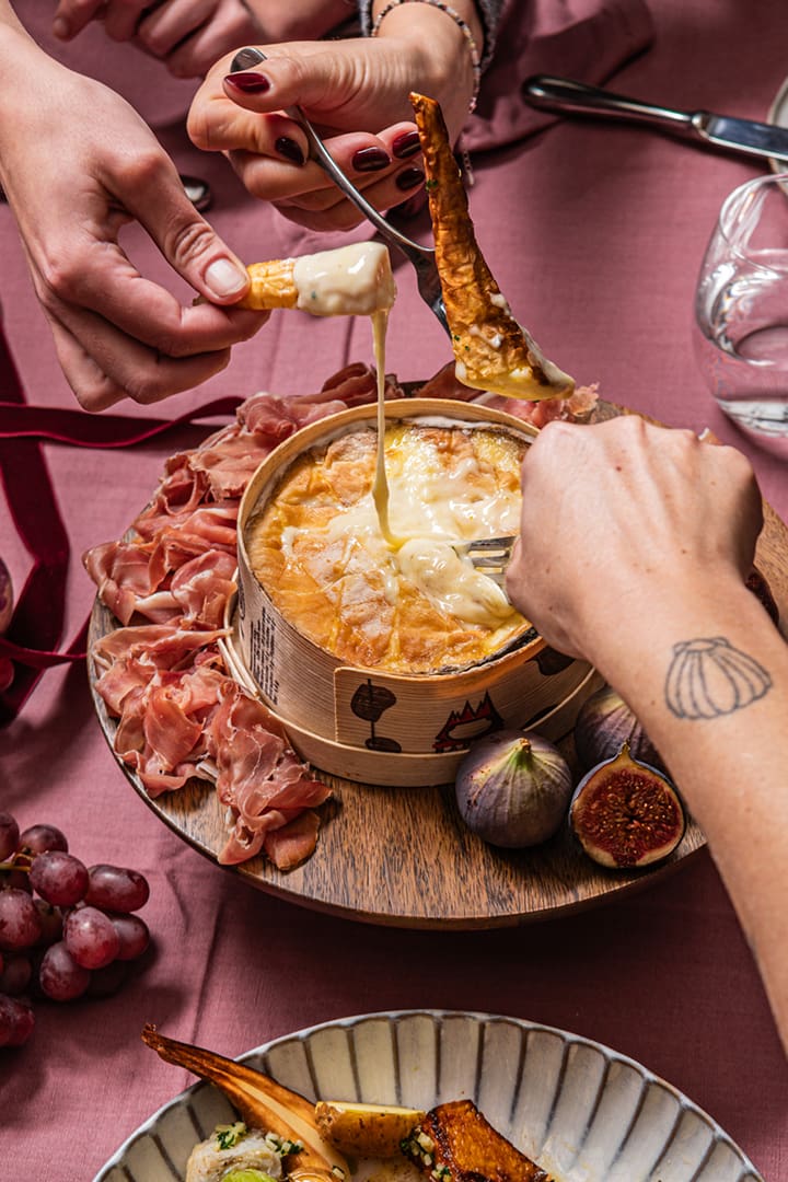 KTCHN Food Sharing Winter table bordeaux top view Mont d'or cheese melt