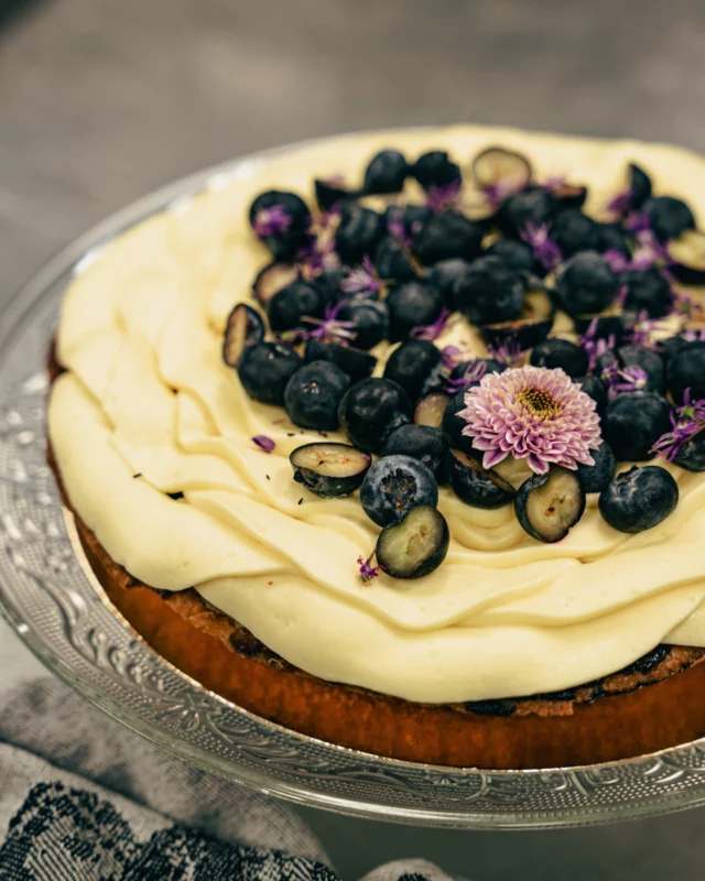 Blueberry tart with lemon cream and almond crunch 🍋 @despinaantypa