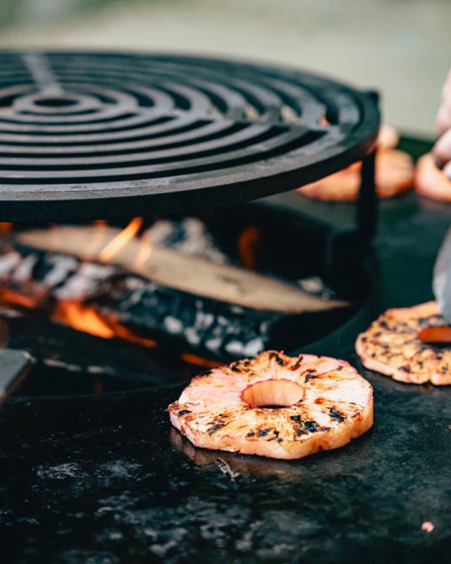 A sweet-and-savory touch, the KTCHN way.
Fire-roasted pineapple and sunshine on the grill 🍍
We flame the classics… and elevate the exotic.