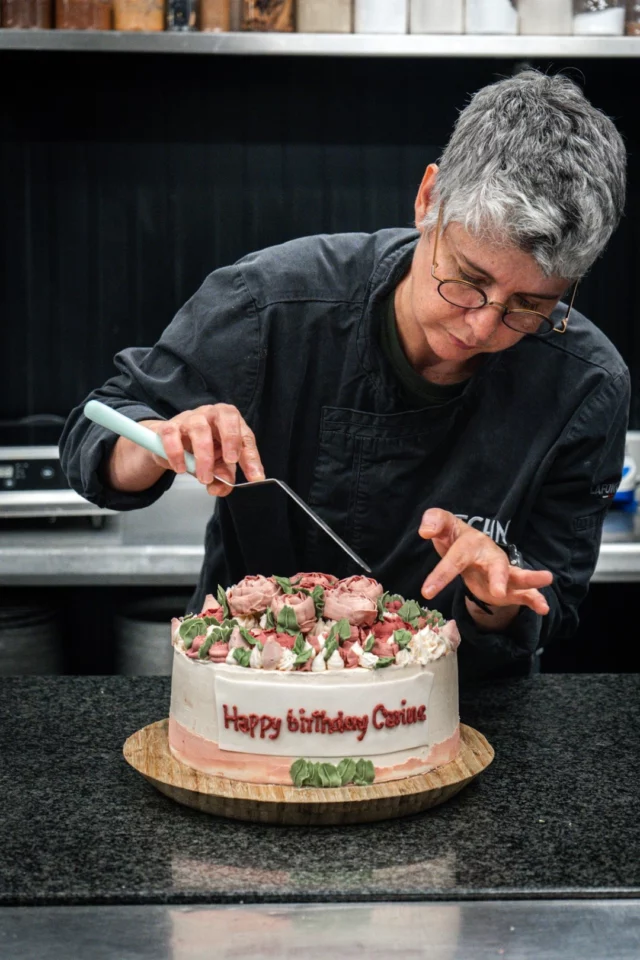 Soft dark chocolate sponge, silky hazelnut praline, crunchy chocolate puffed rice.
A flawless blend of sweetness, richness, and texture.

Wishing you the happiest of birthdays 🌸🎈, Carine
@despinaantypa