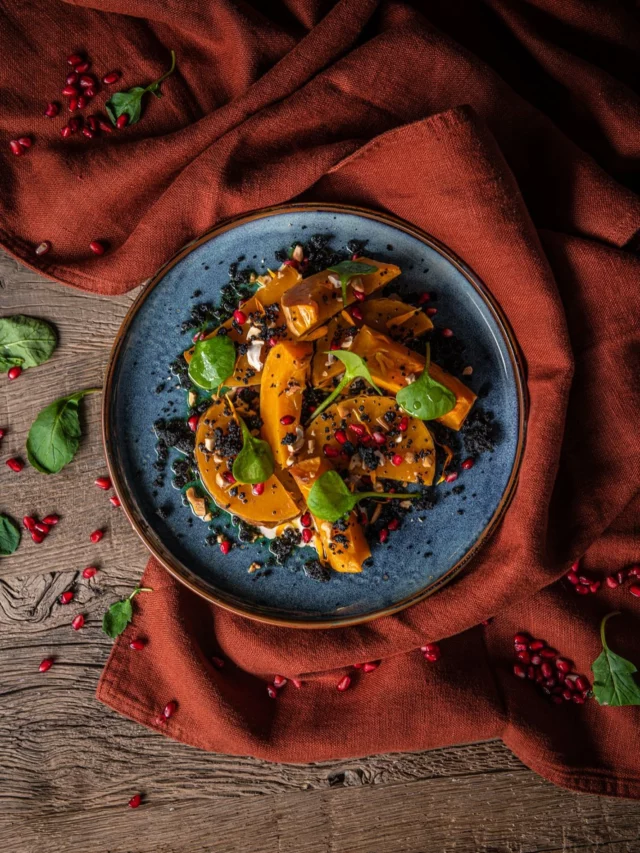 🍂 Autumn on a plate.
At KTCHN, we love when the season takes over the table.
Roasted squash, a burst of pomegranate, crisp leaves… everything nature does best before winter sets in.
A warm, honest kind of cooking — where every seasonal vegetable finds its place, its texture, its truth.

No fuss, no frills. Just good, beautiful, living food.

A linen tablecloth by @linfini.belgium 

#KTCHN #seasonalcooking #autumnvibes #brusselscatering #foodsharing #localfood #plantbasedcuisine
