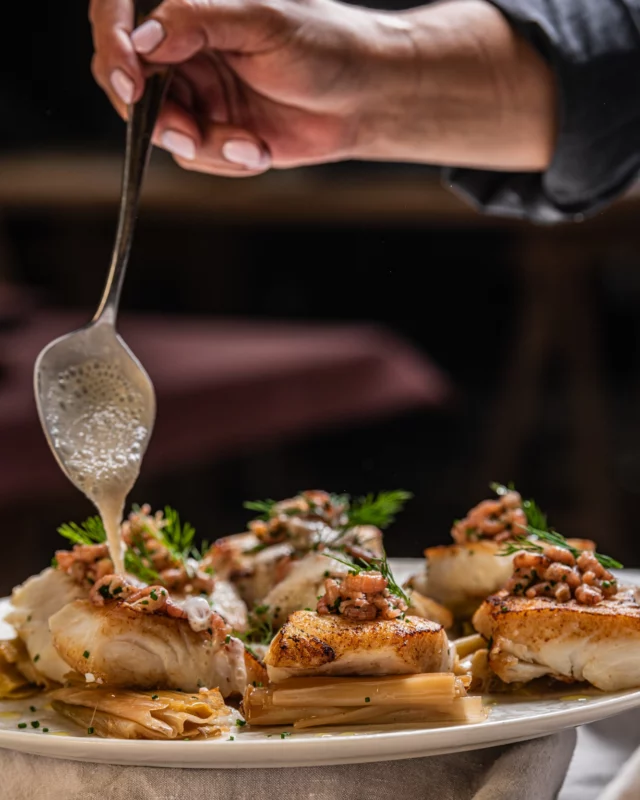 As we move from summer into autumn, the ingredients, flavours and dishes on our tables move with it. 🍂

This time: local white fish, gueuze fish jus and North Sea grey shrimp.