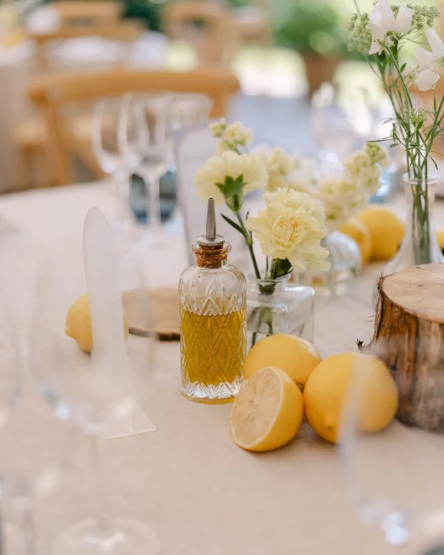 This summer wedding took the brief seriously: lemons everywhere, spritz within reach and a table that kept filling up. 🍋

Photographs by @mimsy.be