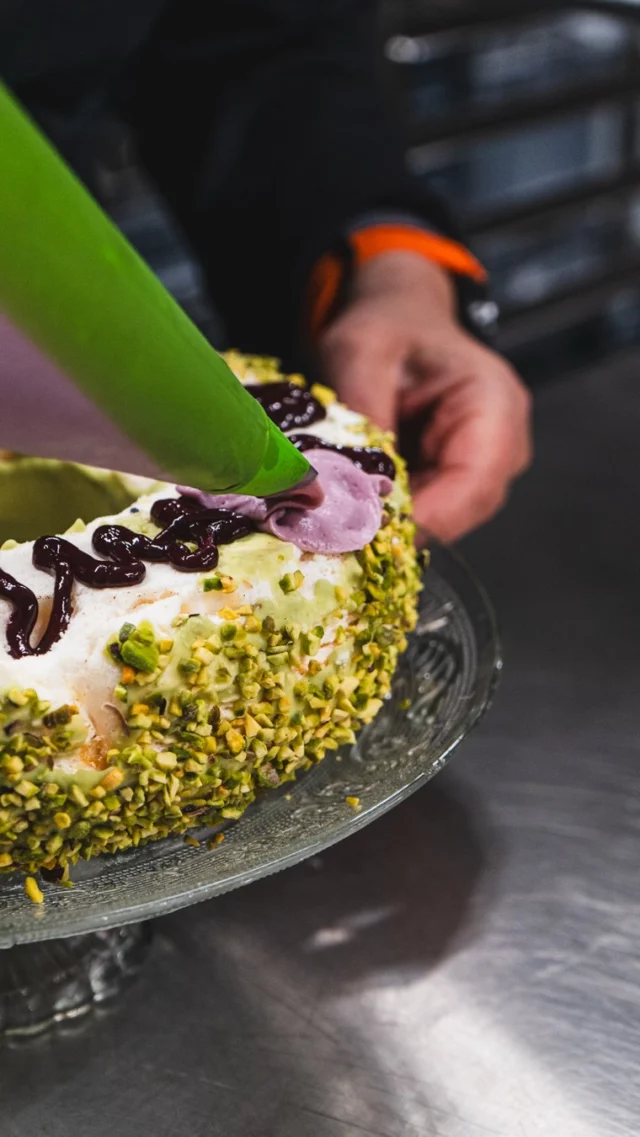 Blackcurrant & pistachio pavlova, by @despinaantypa 🍇
