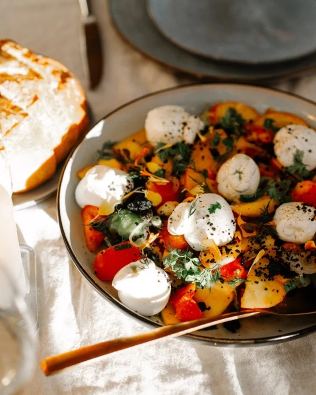 Consider this our little goodbye to summer.  Tomatoes, peaches & burrata, made for the middle of the table. 🍅🍑
We’re closing the Spring–Summer chapter with a little nostalgia, and making room for more comforting plates.